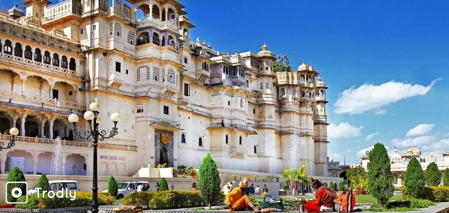 Udaipur City Guided Sightseeing Day Tour in Private Vehicle