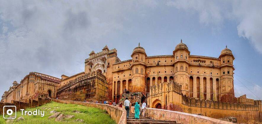Jaipur Museums Tour and Chowkhi Dhani Village Experience