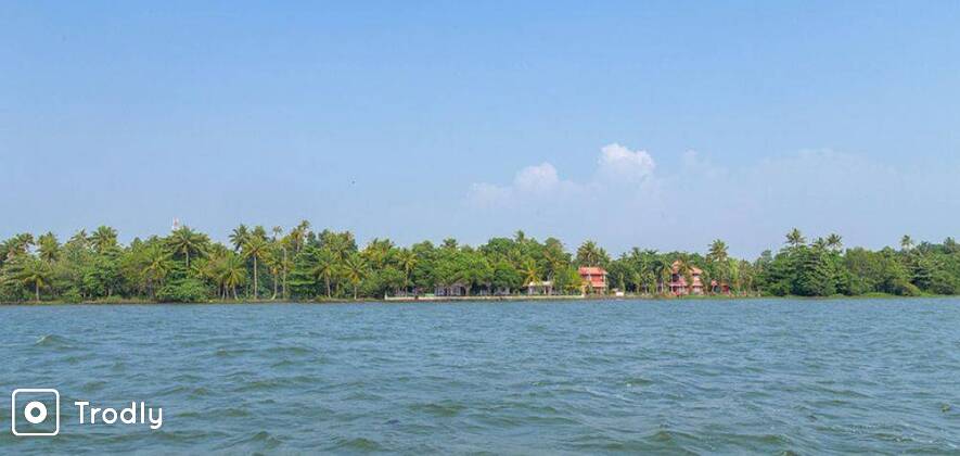 Kumarakom Houseboat and Resort Stay